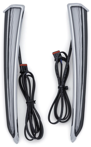 Par de luces auxiliares Ciro Fang montadas en carenados inferiores de motocicleta estilo touring