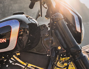 Kit de elevación de depósito Cult-Werk instalado en motocicleta