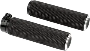 Par de puños Dual Ring negros instalados en manillar de motocicleta Harley-Davidson