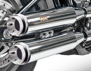 Par de silenciosos Redthunder instalados en motocicleta Harley-Davidson Softail
