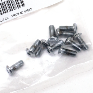 Vista cenital de un surtido de tornillos Allen con cabeza botón de acabado cromado brillante