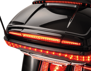 Kit de luces de raya LightStrike Ciro instalado en maletero superior Tour-Pak de motocicleta