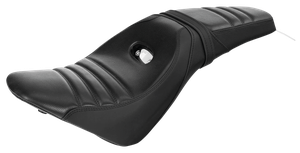 Asiento plisado negro 2-up C.C. Rider instalado en Indian Scout