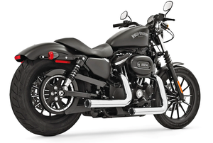 Par de escapes Staggered Duals instalados en motocicleta Harley-Davidson