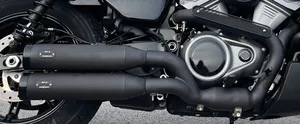 Sistema de escape 2 en 2 ajustable MCJ instalado en motocicleta Harley-Davidson Nightster