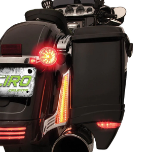 Paneles de relleno iluminados para alforjas Ciro instalados en lateral de moto