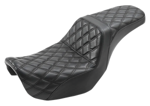 Asiento 2-up negro C.C. Rider instalado en motocicleta Harley-Davidson Dyna