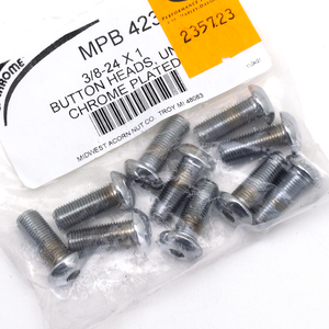 Vista cenital de un surtido de tornillos Allen con cabeza botón de acabado cromado brillante