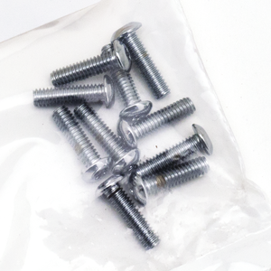 Vista superior de un surtido de tornillos Torx con cabeza botón y acabado cromado brillante