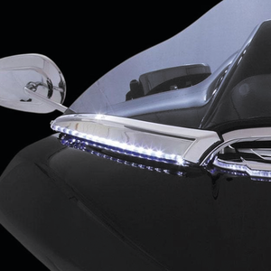 Moldura de parabrisas Ciro instalada en el carenado de una Harley-Davidson Road Glide