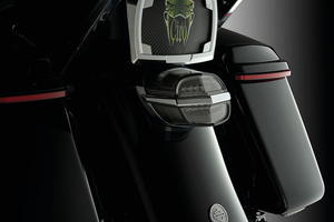 Luz trasera Ciro Armor con tecnología LightStrike montada en motocicleta