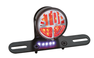 Piloto trasero de motocicleta con luz de freno stop y certificación de aprobación europea visible