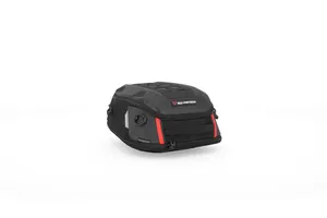 Bolsa trasera PRO Roadpack negra instalada en motocicleta