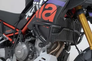 Defensa de motor 107 instalada en bloque de motor Harley-Davidson