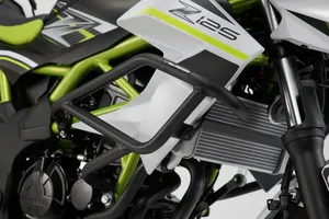 Defensa de motor negra instalada en motocicleta Harley-Davidson