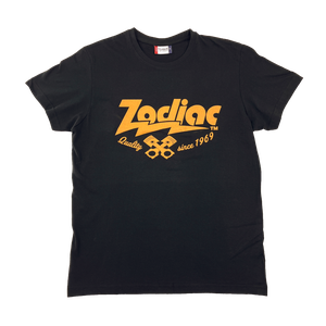 Camiseta negra con logotipo blanco de Zodiac Custom Products