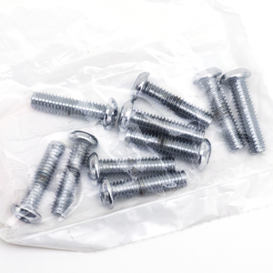 Vista superior de un surtido de tornillos Torx con acabado cromado brillante