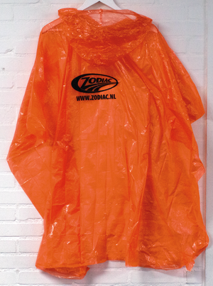Poncho desechable de color negro con el logotipo Zodiac visible en el pecho