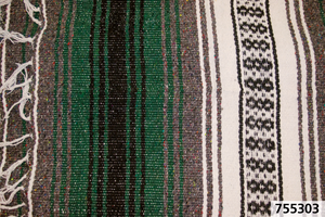 Manta mexicana tejida con colores vivos colocada sobre el asiento de una motocicleta custom