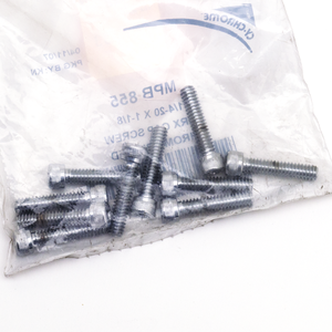 Surtido de tornillos con cabeza Torx y acabado cromado sobre fondo neutro
