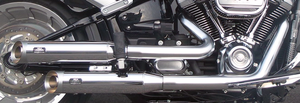 Par de silenciadores ajustables MCJ montados en motocicleta Harley-Davidson Softail