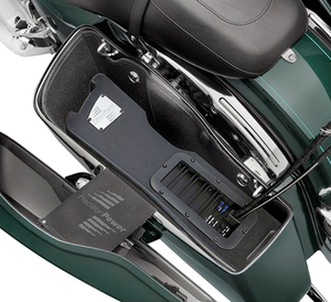 Par de subwoofers Precision Power Powered instalados en alforjas de motocicleta