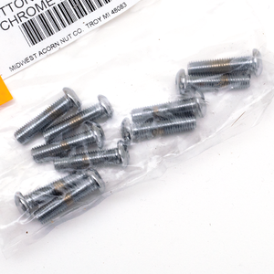 Vista cenital de un surtido de tornillos Allen con cabeza botón de acabado cromado brillante