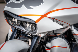 Bisel de faro Tommy & Sons instalado en el faro de una Harley-Davidson Road Glide