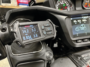 Dispositivo de monitoreo DynoJet InVision instalado en motocicleta Indian