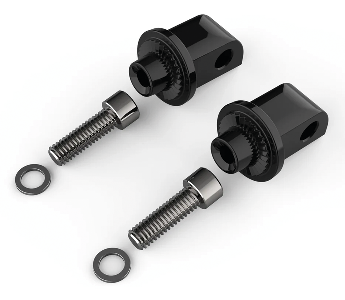 Kits de estriberas de carretera Ciro con placa de protección del motor instalada