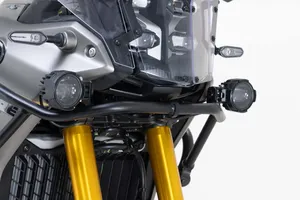 Par de luces antiniebla EVO negras montadas en manillar de motocicleta