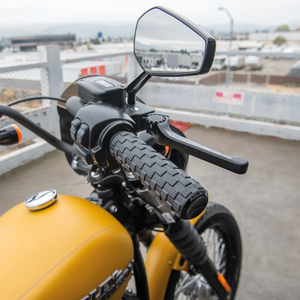 Par de puños Airtrax Arlen Ness negros instalados en manillar de motocicleta