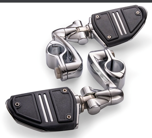 Kit de estriberas de carretera Ciro con protección de motor instalada