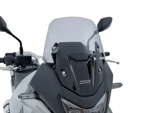 Cúpula deportiva negra instalada en el manillar de una motocicleta Honda Transalp XL750