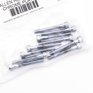 Surtido de tornillos de cabeza Allen con acabado cromado brillante sobre fondo neutro