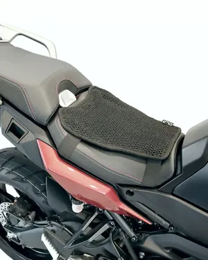 Funda de asiento de malla negra instalada sobre un asiento de motocicleta
