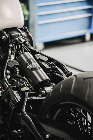 Kit de suspensión de aire simplificada instalada en chasis Softail Harley-Davidson