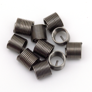 Kit de reparación de roscas metálicas para motores Harley-Davidson sobre fondo blanco