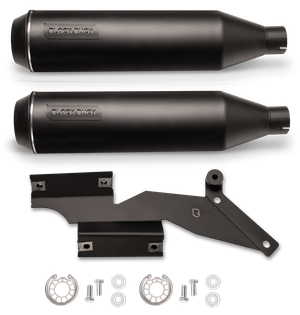 Par de silenciosos negros Black Duck instalados en una Harley-Davidson Softail Milwaukee Eight