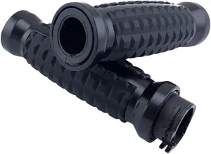 Par de puños Grenade negros instalados en manillar de motocicleta