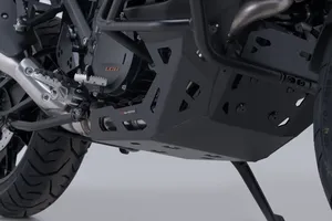 Protector de motor negro instalado en motocicleta Harley-Davidson