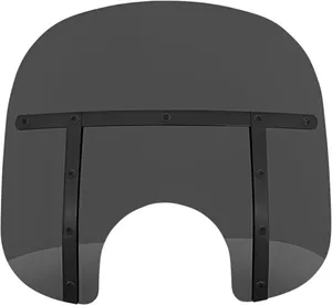 Parabrisas Memphis Fats instalado en motocicleta Harley-Davidson color negro