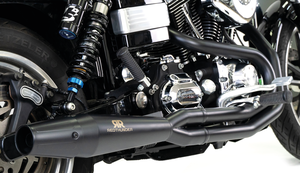Sistema de escape 2 en 1 RedThunder instalado en motocicleta custom