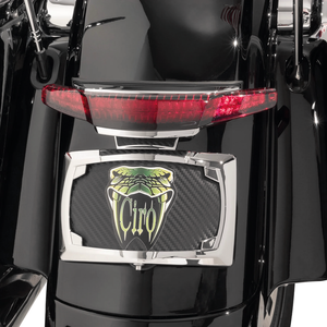 Luz trasera Ciro Latitude con soporte de matrícula instalado en motocicleta Harley Touring