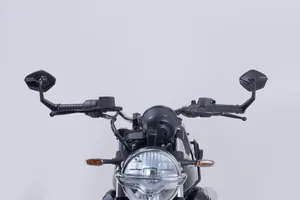 Par de retrovisores a extremos de manillar instalados en manillar de motocicleta Harley-Davidson