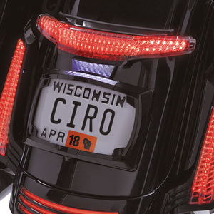Luz trasera Ciro Latitude con soporte de matrícula instalado en motocicleta Harley-Davidson Touring