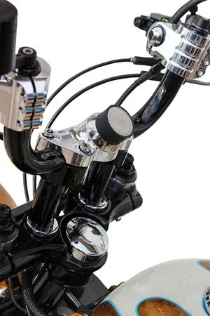 Soporte de dispositivo iOmounts instalado en el manillar de una motocicleta