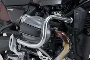 Barra de protección metálica instalada en el lateral de una motocicleta Harley-Davidson