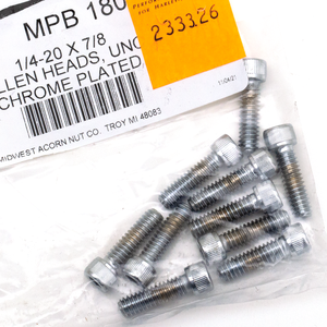 Surtido de tornillos de cabeza Allen con acabado cromado brillante sobre fondo neutro