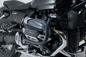 Defensa de motor negra instalada en el bloque de una motocicleta Harley-Davidson